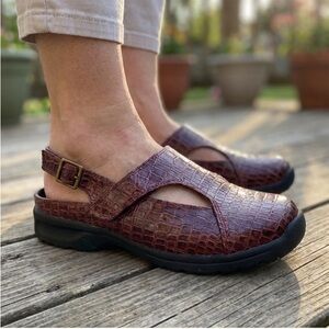 ComfortView Maroon Croc Pattern Flats | Size 8WW | Velcro & Buckle